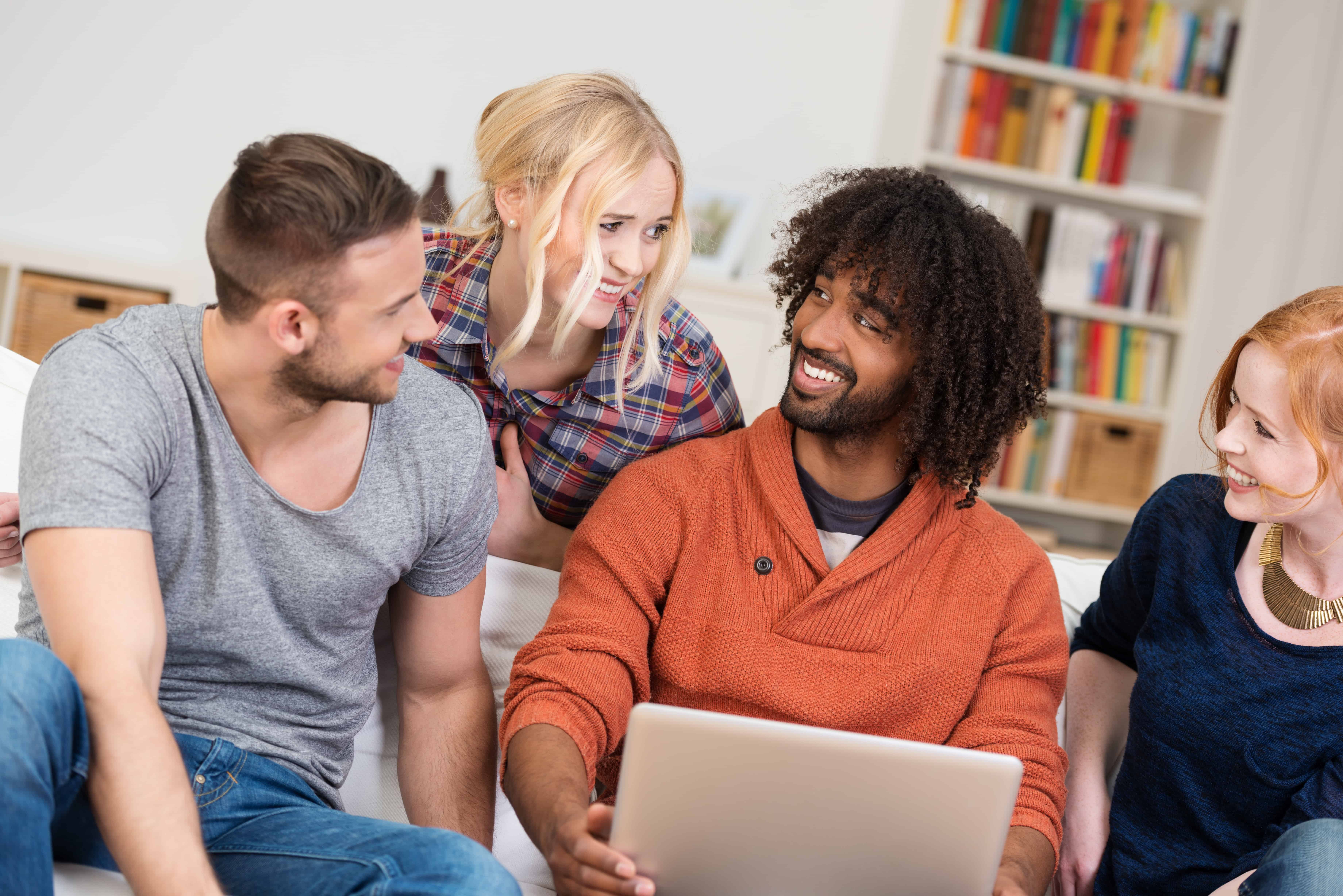 freunde haben spaß zu hause Studenten WG