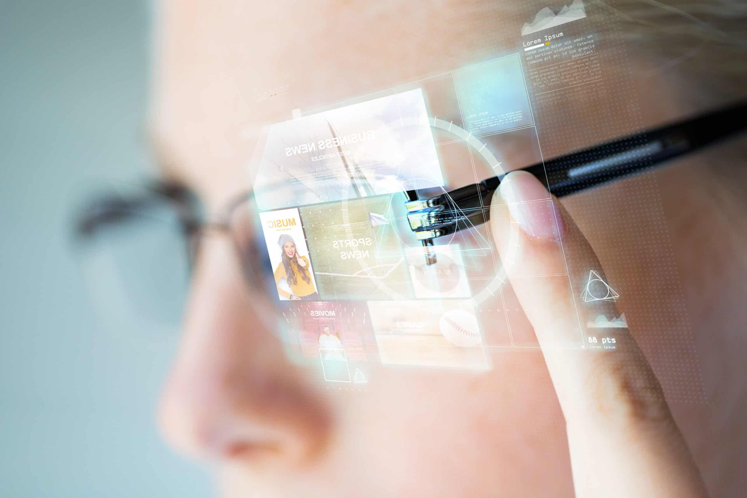close up of woman in glasses with virtual screen Virtuelle Brille